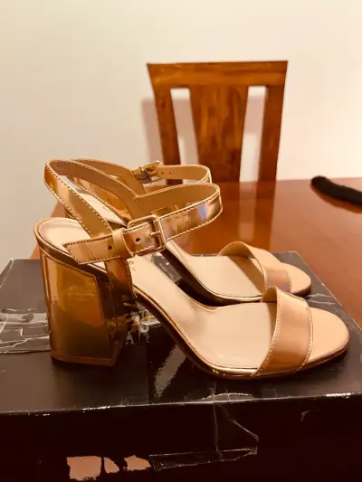 Sandalias doradas de tacón bajo para mujer - miniatura 2