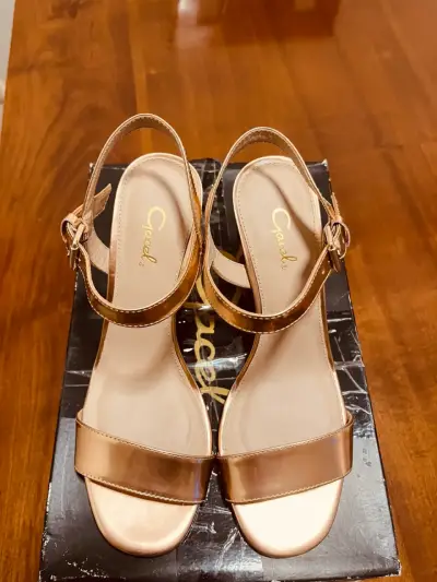 Sandalias doradas de tacón bajo para mujer - miniatura 3