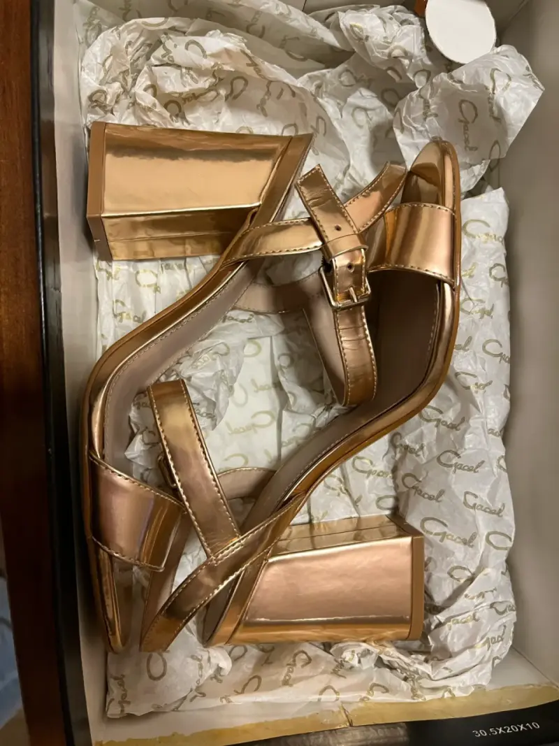 Sandalias doradas de tacón bajo para mujer - 4