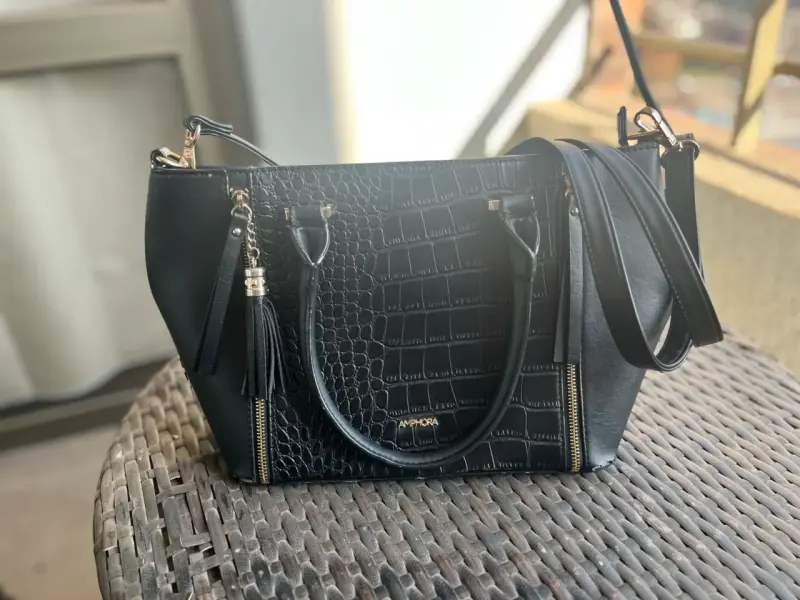 Cartera Amphora negra con diseño croco - 1