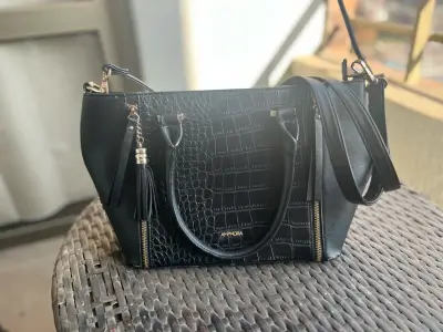 Cartera Amphora negra con diseño croco - miniatura 1