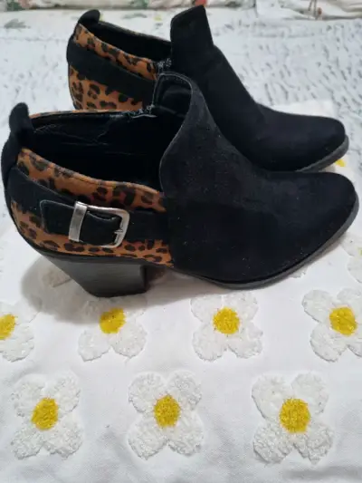 Botines negros con estampado leopardo y hebilla - miniatura 1