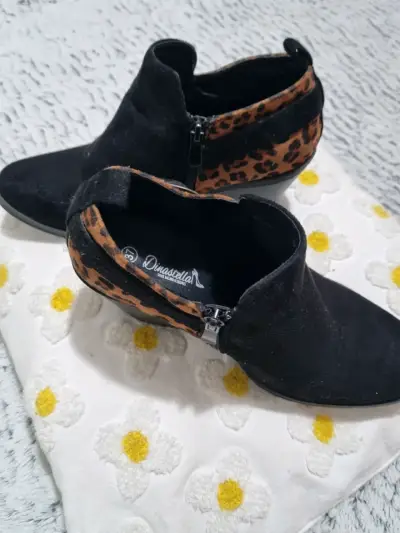 Botines negros con estampado leopardo y hebilla - miniatura 2