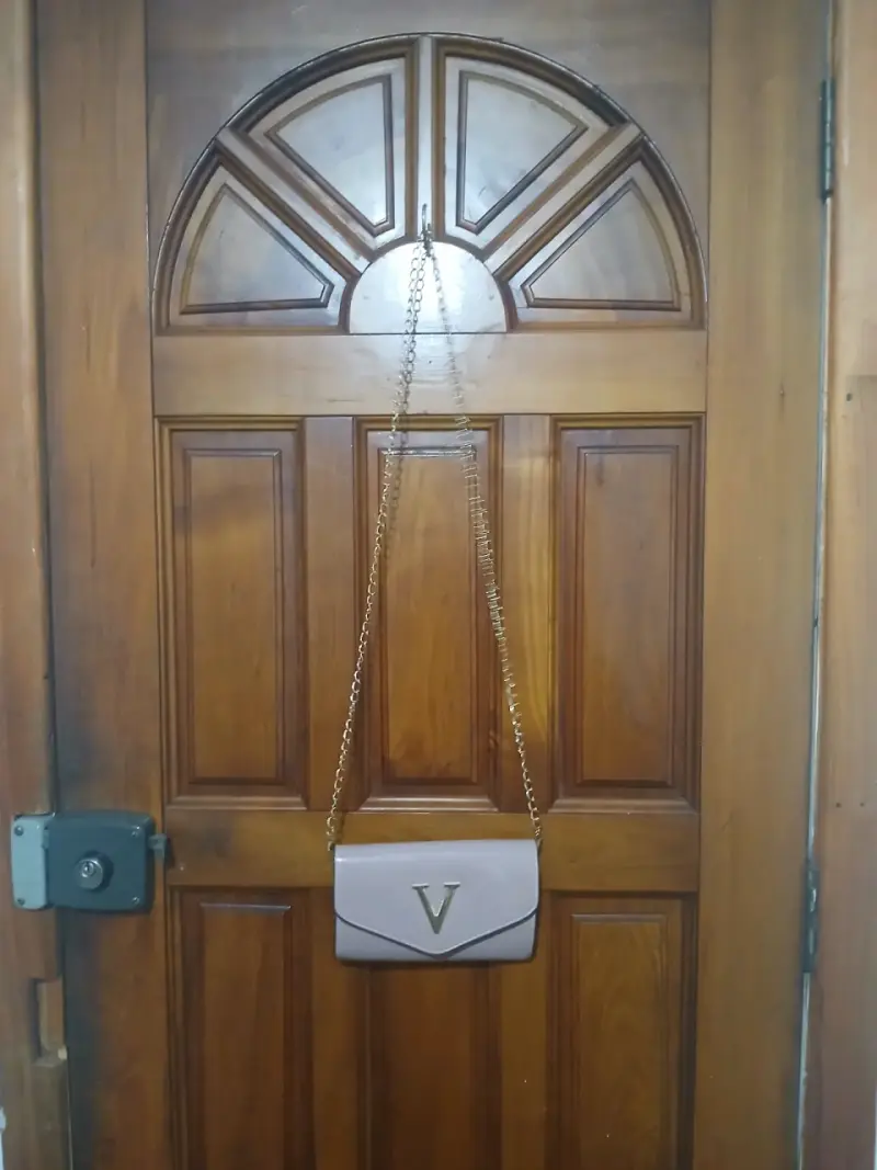 Cartera de mano elegante con cadena dorada