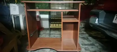 Escritorio de madera para computador - miniatura 1