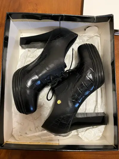 Zapatos de tacón negro de cuero elegante - miniatura 1