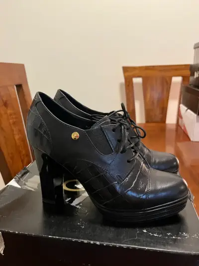 Zapatos de tacón negro de cuero elegante - miniatura 2