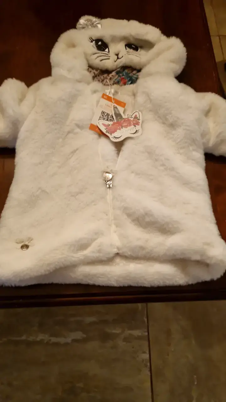 Abrigo infantil de peluche blanco con capucha