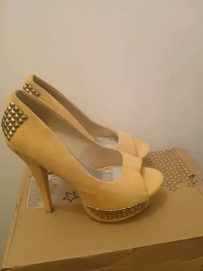 Tacones amarillos con tachas doradas - miniatura 1