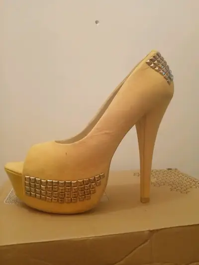 Tacones amarillos con tachas doradas - miniatura 2