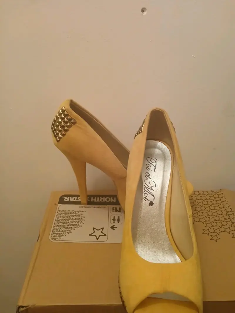 Tacones amarillos con tachas doradas - 3