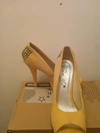 Tacones amarillos con tachas doradas - miniatura 3