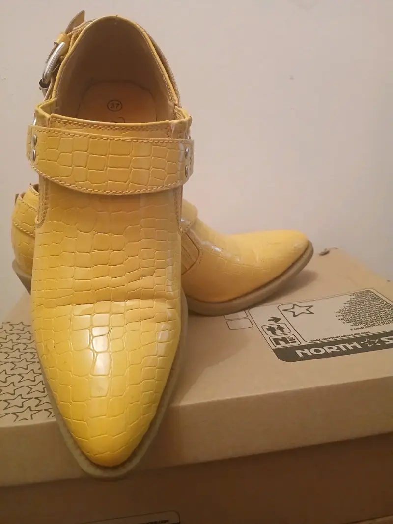 Zapatos amarillos de charol con hebilla - 1