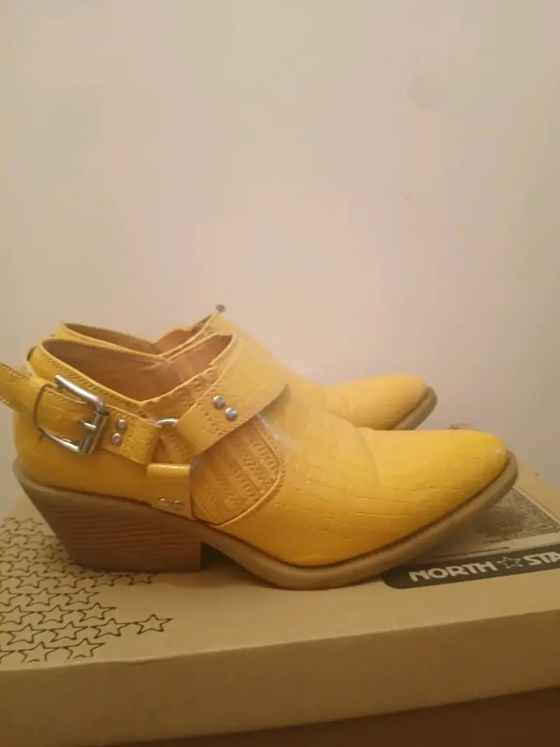 Zapatos amarillos de charol con hebilla - 2