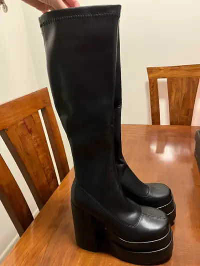 Botas negras de plataforma alta - miniatura 1