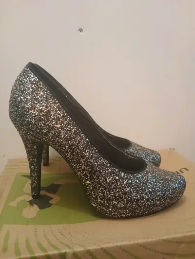Tacones altos con brillo plateado - miniatura 1
