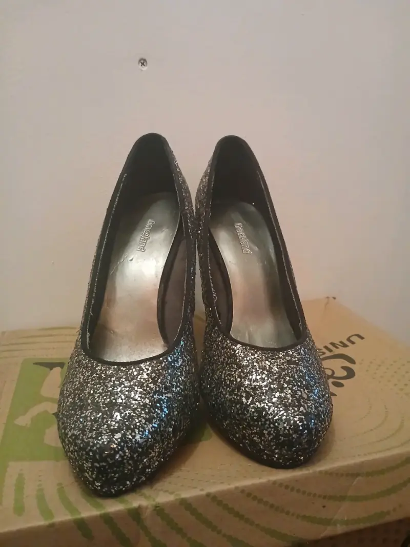 Tacones altos con brillo plateado - 2