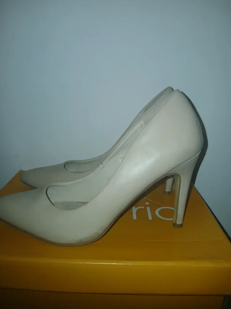 Zapatos de tacón beige elegantes - 1