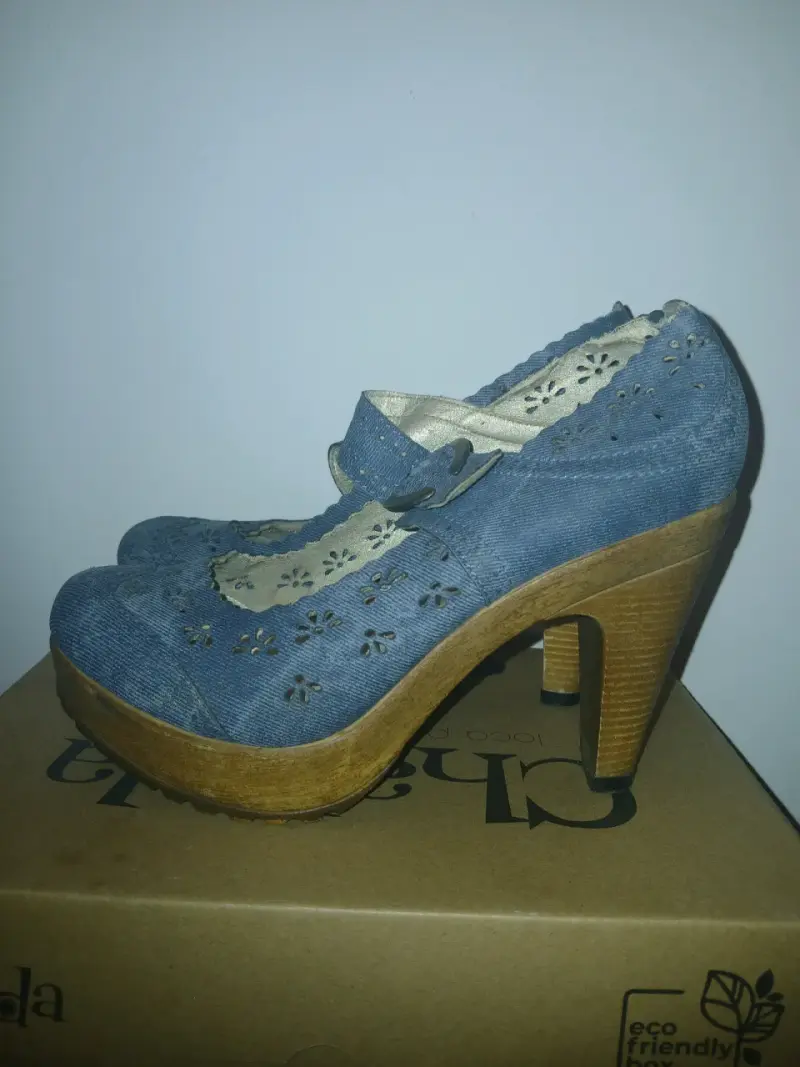 Zapatos de tacón azul con diseño floral - 1