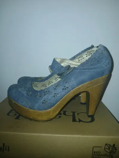 Zapatos de tacón azul con diseño floral - miniatura 1