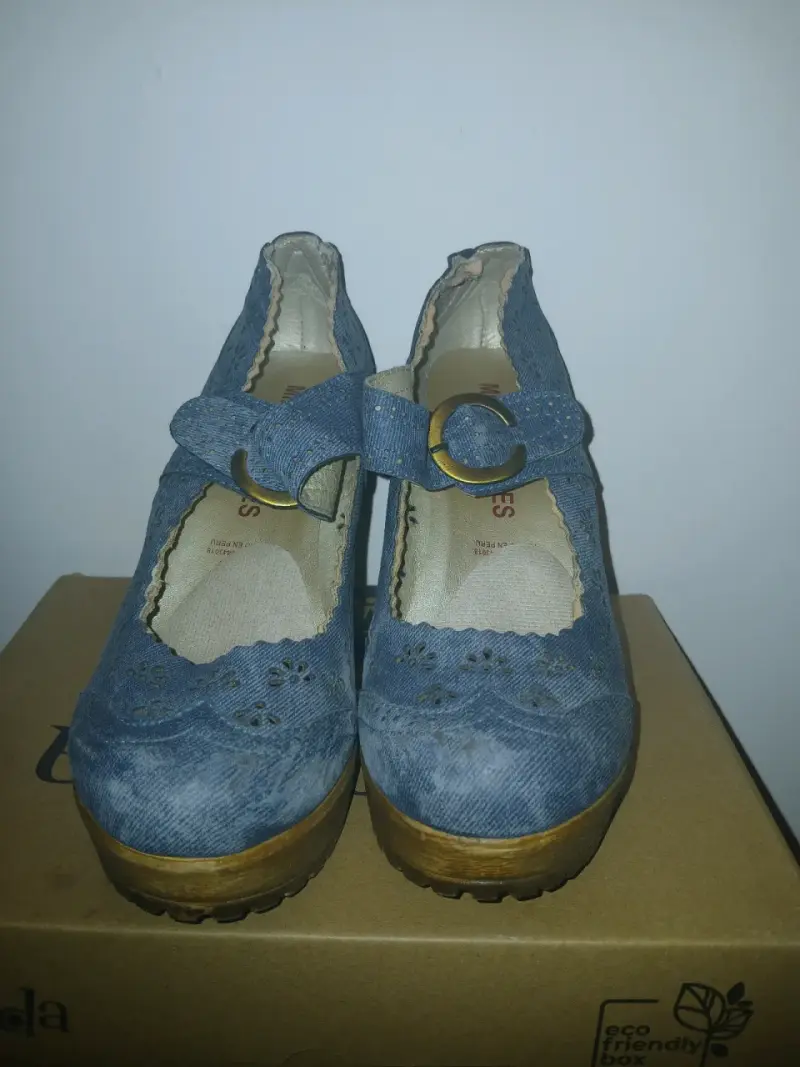 Zapatos de tacón azul con diseño floral - 2