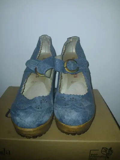 Zapatos de tacón azul con diseño floral - miniatura 2