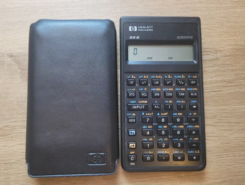 Calculadora científica HP 20S con funda
