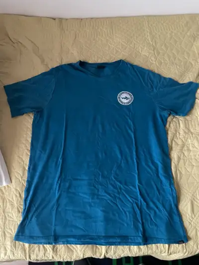 Polera azul con logo estampado - miniatura 1