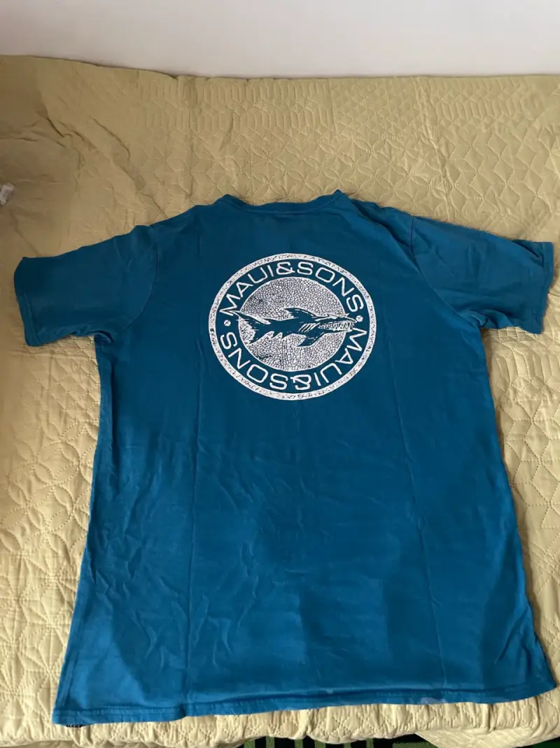 Polera azul con logo estampado - 2