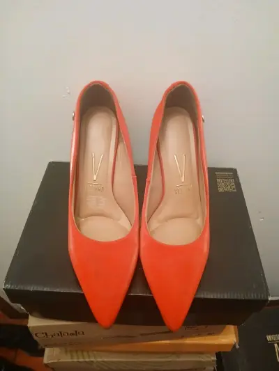 Tacones rojos elegantes para mujer - miniatura 1