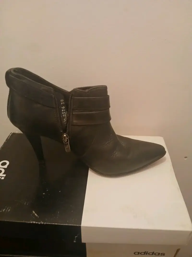Botines de cuero negro con taco alto