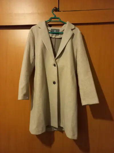 Abrigo beige elegante para mujer - miniatura 1