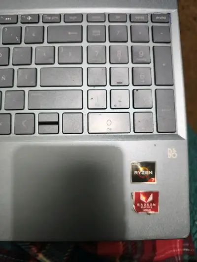Laptop HP con pantalla de 15 pulgadas - miniatura 2