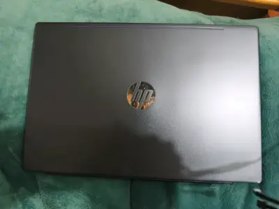 Laptop HP con pantalla de 15 pulgadas - miniatura 4