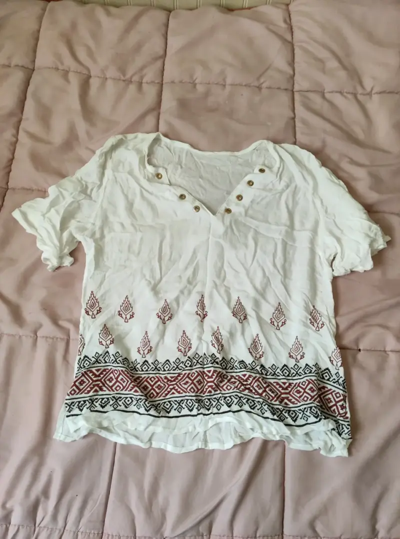 Blusa blanca con diseño étnico y botones