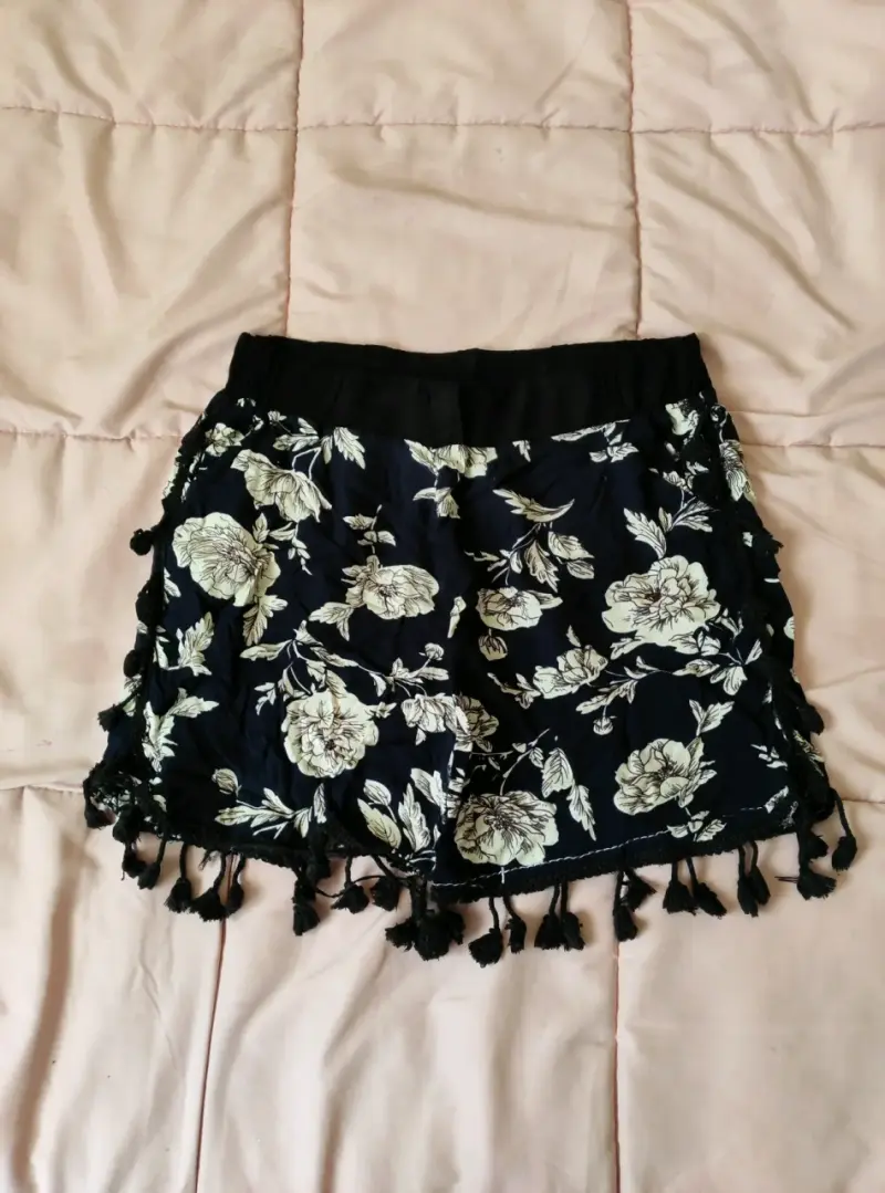 Shorts de flores con flecos negros