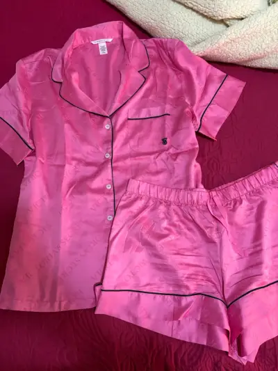 Pijama de satén rosa Victoria's Secret - miniatura 1