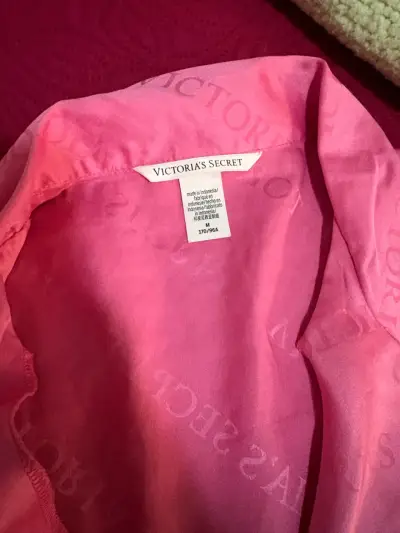Pijama de satén rosa Victoria's Secret - miniatura 3