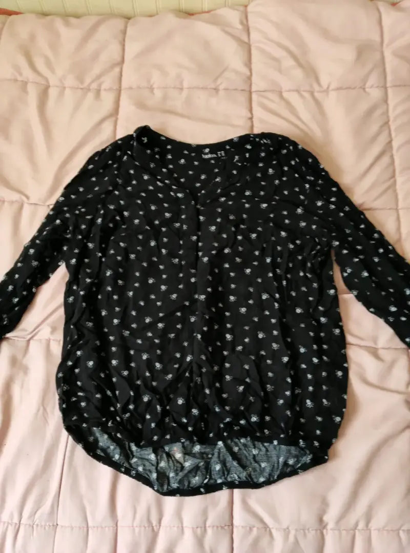 Blusa negra con estampado floral