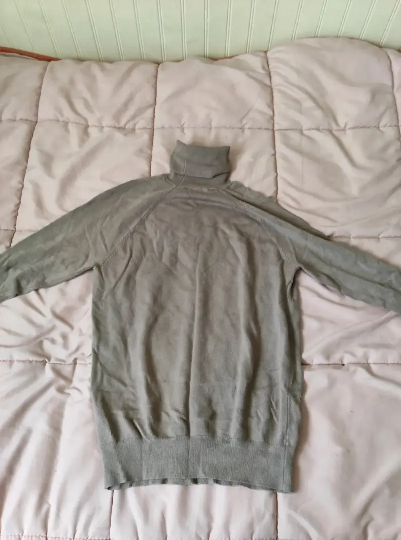 Suéter gris de cuello alto para mujer