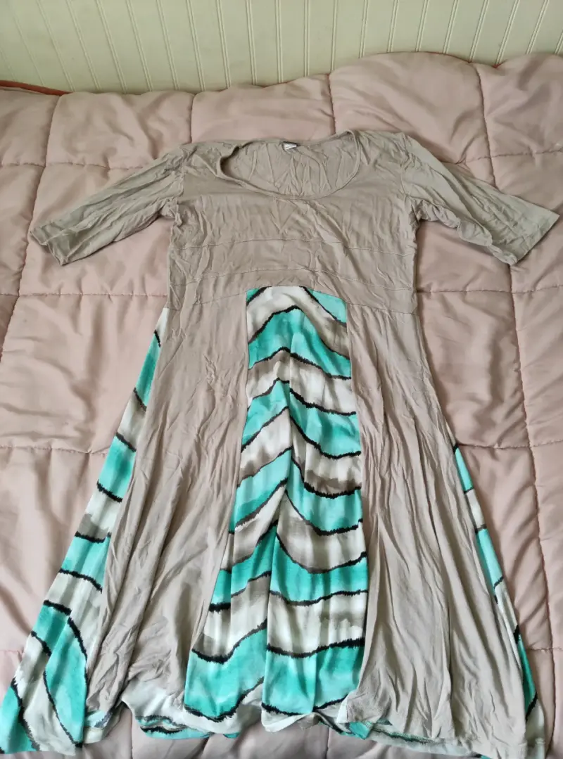 Vestido largo beige con diseño a rayas