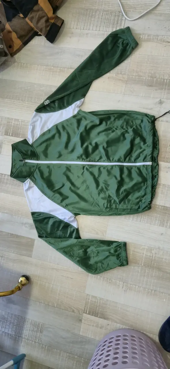 Chaqueta deportiva verde con cierre - 1