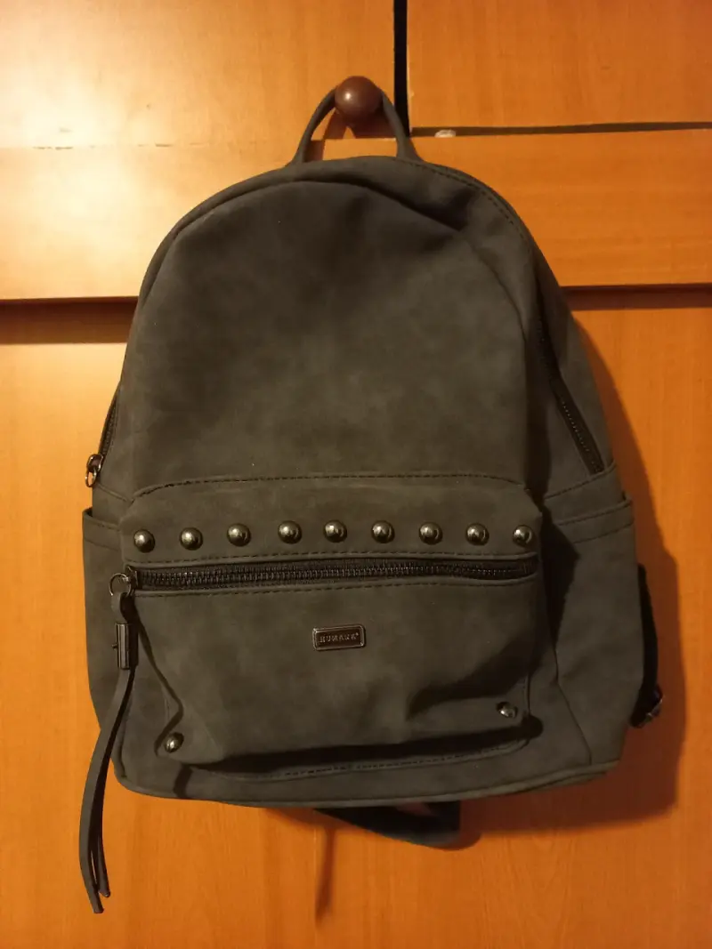 Mochila gris con tachas estilo casual