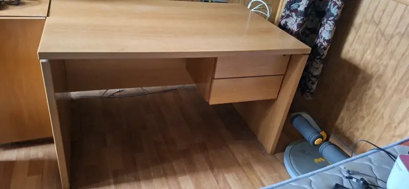 Escritorio de madera con cajones y mueble de mader - 1