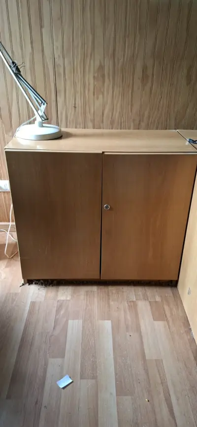 Escritorio de madera con cajones y mueble de mader - miniatura 2