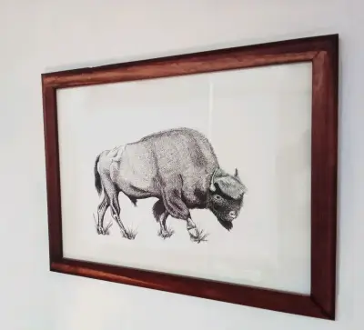 Cuadro con marco de madera y dibujo de bisonte - miniatura 3