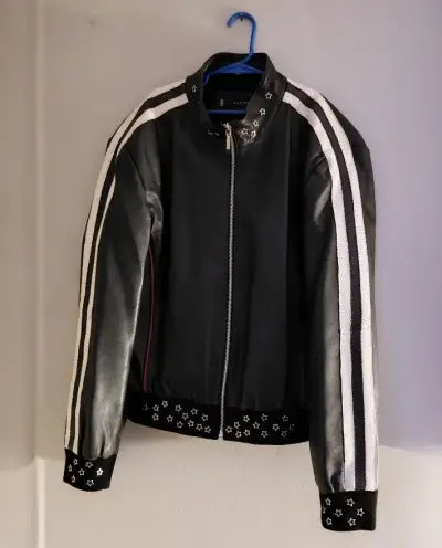 Chaqueta  negra con detalles de estrellas - miniatura 1
