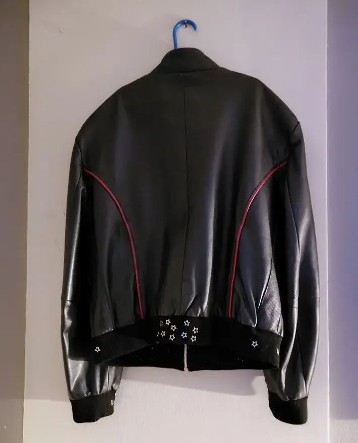 Chaqueta  negra con detalles de estrellas - 2