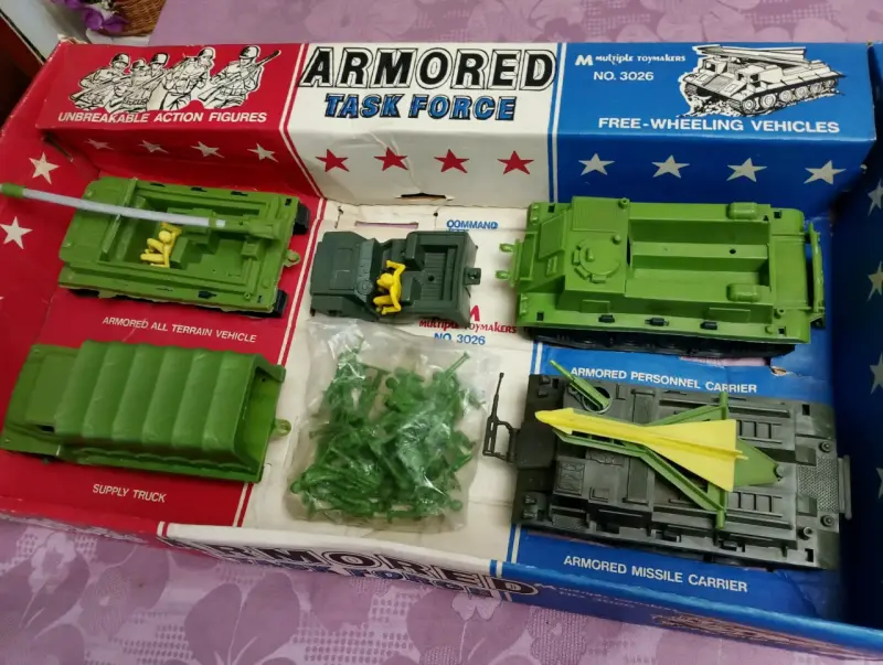 Antiguo Set de vehículos militares de juguete - 1