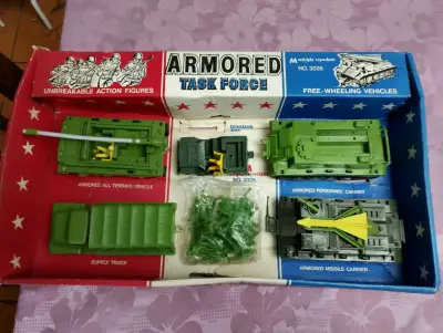 Antiguo Set de vehículos militares de juguete - miniatura 2